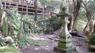 文殊仙寺の奥の院と灯篭