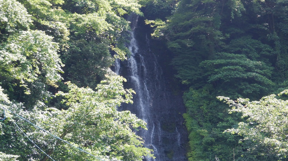 堀田温泉にある白糸の滝