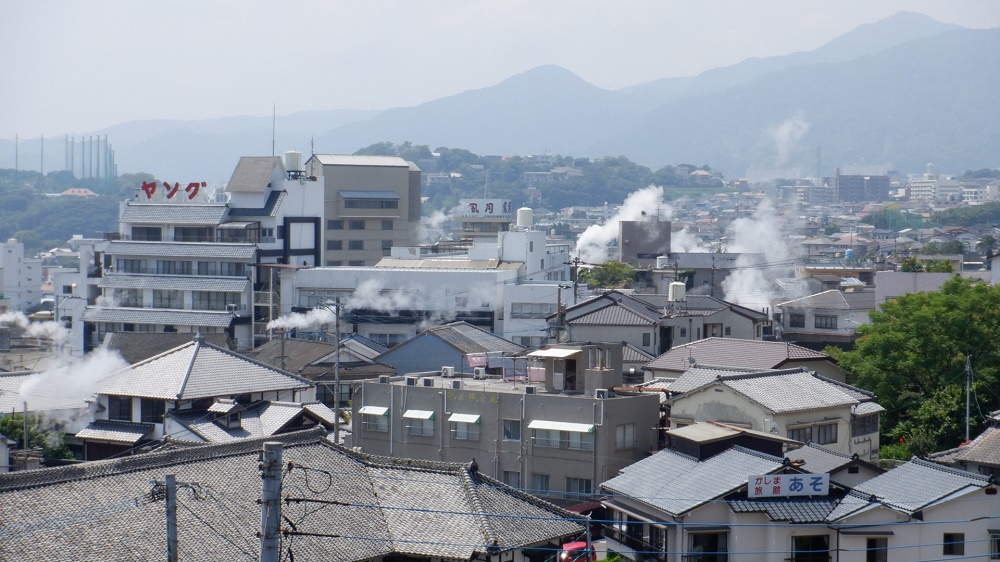 鉄輪温泉の湯けむりがある光景