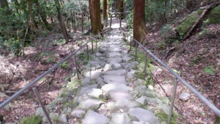 【熊野磨崖仏】の鬼が築いた道