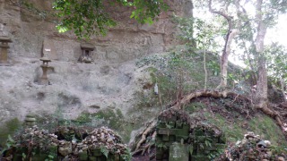 小さな石仏周辺の光景