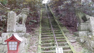 狛犬と長い石段