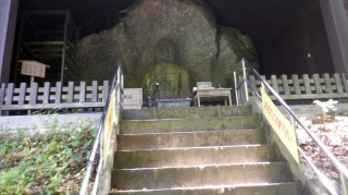 山王山石仏への階段