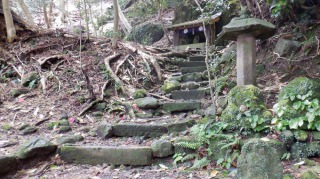 文殊仙寺奥の院周辺の山道内にある階段