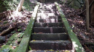 文殊仙寺奥の院周辺の山道にある急な階段