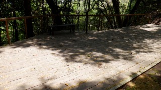 文殊仙寺奥の院が見える広場