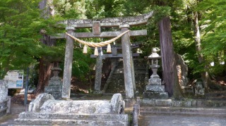 年季の入った鳥居がある二ノ宮八幡社入口