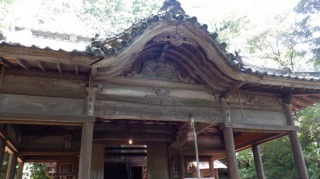 二ノ宮八幡社拝殿の屋根付近