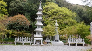 石の塔と両子寺敷地内の光景