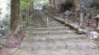 両子寺の登り階段