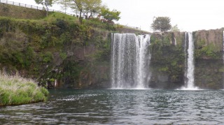 原尻の滝の細いが勢いがある流れ