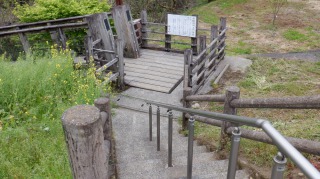 階段になっている原尻の滝遊歩道