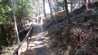 日吉神社が見える登り道