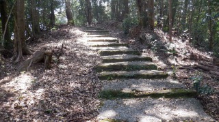 山道内の階段