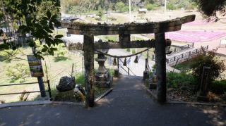 年季の入った鳥居と周辺の光景