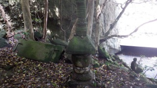 文殊仙寺奥の院周辺の敷地内にある石塔