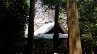 文殊仙寺奥の院と背後の崖
