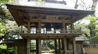 文殊仙寺の敷地内にある大きな門