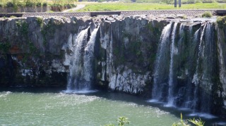 やや水量が少ない原尻の滝