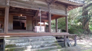 二ノ宮八幡社の拝殿付近