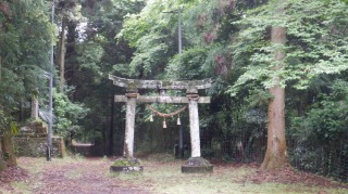 一ノ宮八幡社の鳥居と周辺の光景