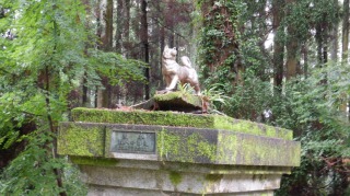 一ノ宮八幡社にある犬の像