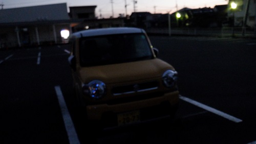 周辺が暗くなりかけている道の駅と愛車