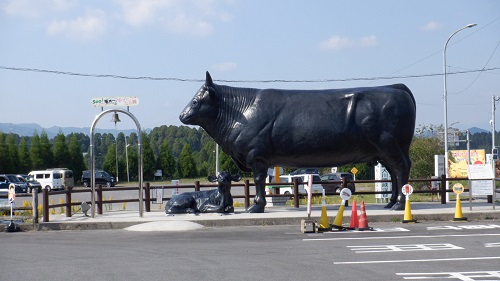 道の駅すえよし駐車場にある牛の像
