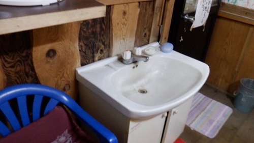湯の屋台村脱衣所に設置されている洗面台