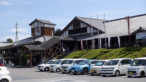 駐車場から見た道の駅 北川はゆまの建物