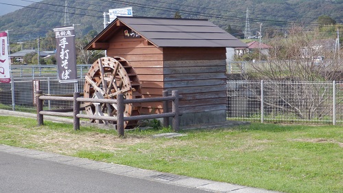 道の駅 つのの駐車場にある水車小屋