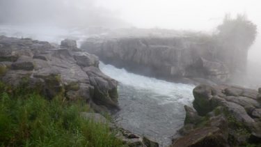 霧に包まれた曾木の滝の光景