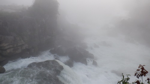 広範囲に激流が広がる曾木の滝