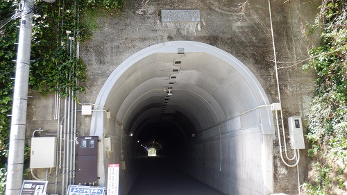 佐多岬遊歩道入口のトンネル