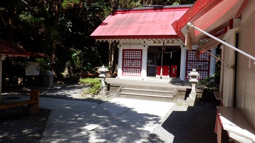 佐多岬の遊歩道内にある赤い屋根の神社