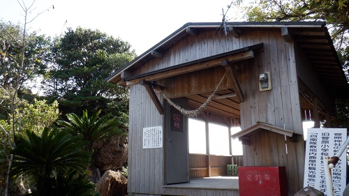 荒平天神参道脇にある建物