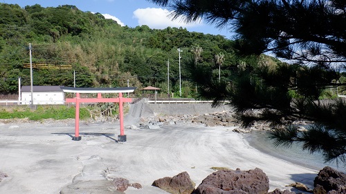 拝殿側から見た荒平天神の鳥居