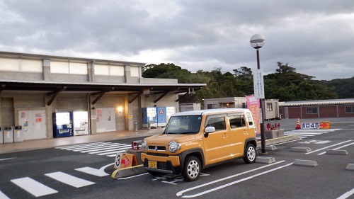 朝になった道の駅と愛車