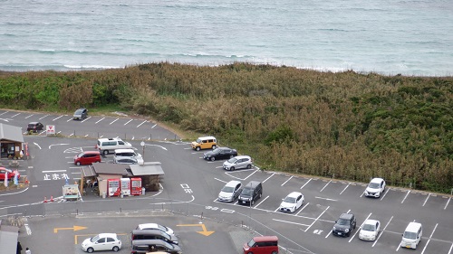 角島灯台展望台から見た駐車場の光景