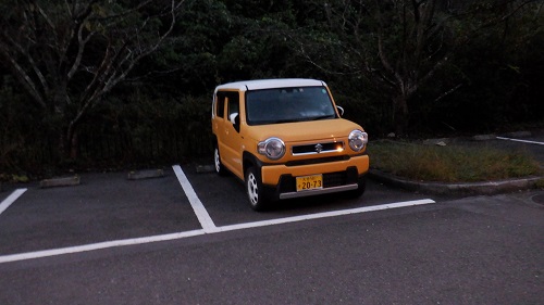 夕暮れ時の道の駅駐車場と愛車