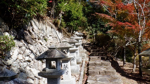 湯の山温泉内にある灯篭が並んでいる階段