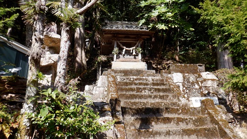 湯の山温泉内にある小さな祠