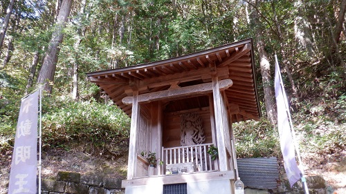 湯の山温泉内にある不動明王が祀られた祠