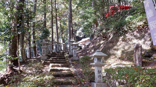 湯の山温泉内の神社へ続く階段