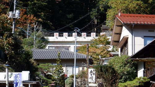 湯の山温泉館と温泉街の光景