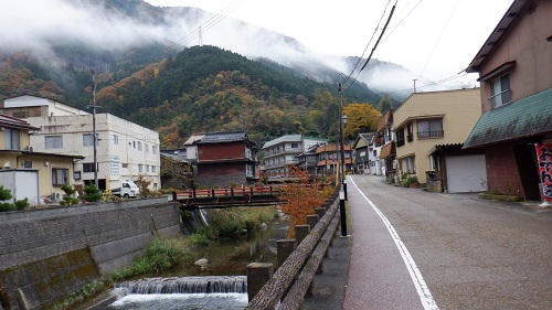 湯原温泉内川沿いの光景