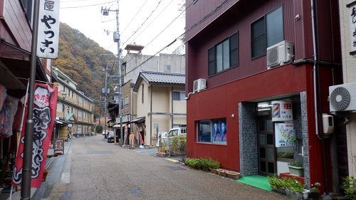 温泉街情緒がある湯原温泉の街並み