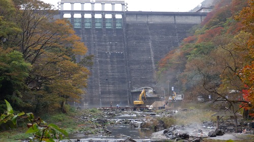 湯原温泉 砂湯と巨大なダム