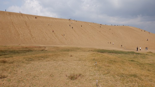 鳥取砂丘内でそびえ立つ砂山