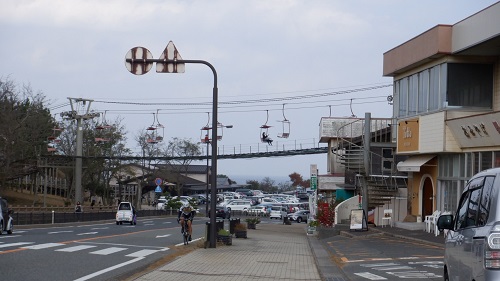 鳥取砂丘外の道路から見えるリフト